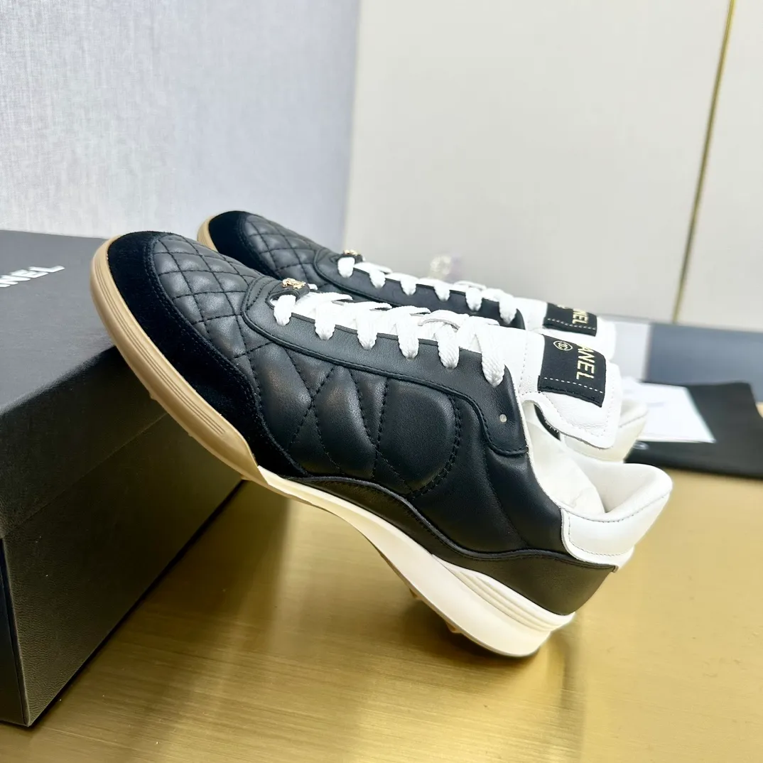 👟👟Ex-factory price 520👟👟 Top version Chanel Chanel - 2023 counter top casual sports shoes. This classic design; the upper is electro-embroidered with a variety of techniques; the outsole is fashionable and sporty; it is unusual to incorporate a variety of color matching elements... The diversified mix and match is very beautiful and versatile, and can be used for leisure, fashion, sports and outdoor... ꫛꫀꪝ Go➫ Material: ❶The upper is made of: original imported mercerized velvet + double-layer breathable mesh ❷The inner part is made of: the original imported breathable mesh ❸The outsole is based on: original TPU combination outsole Special counter boutique packaging complete set for women 35–41